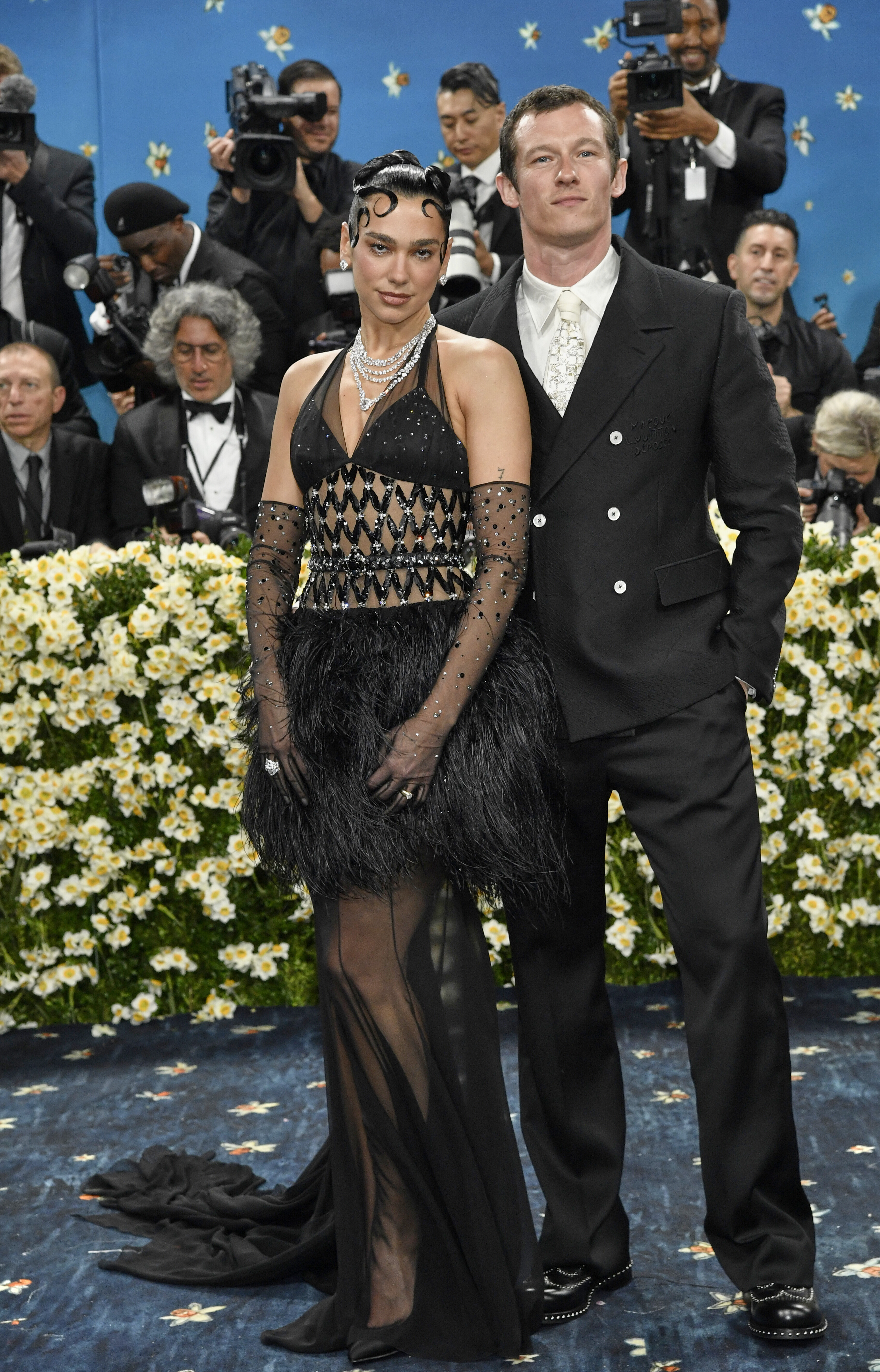 Speváčka Dua Lipa v kreácii Chanel prišla aj s partnerom Callumom Turnerom.