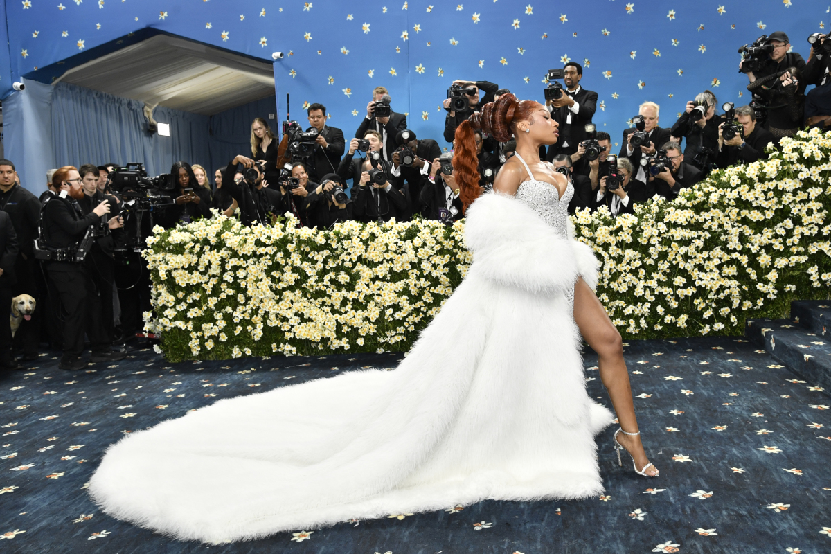 Raperka Megan Thee Stallion v kreácii Michael Kors. 