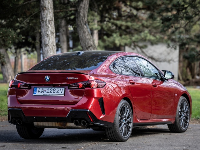 M235 Gran Coupé naznačuje svoj dynamický potenciál dvoma pármi výfukov aj čiernou odtrhovou lištou na zadnej kapote.