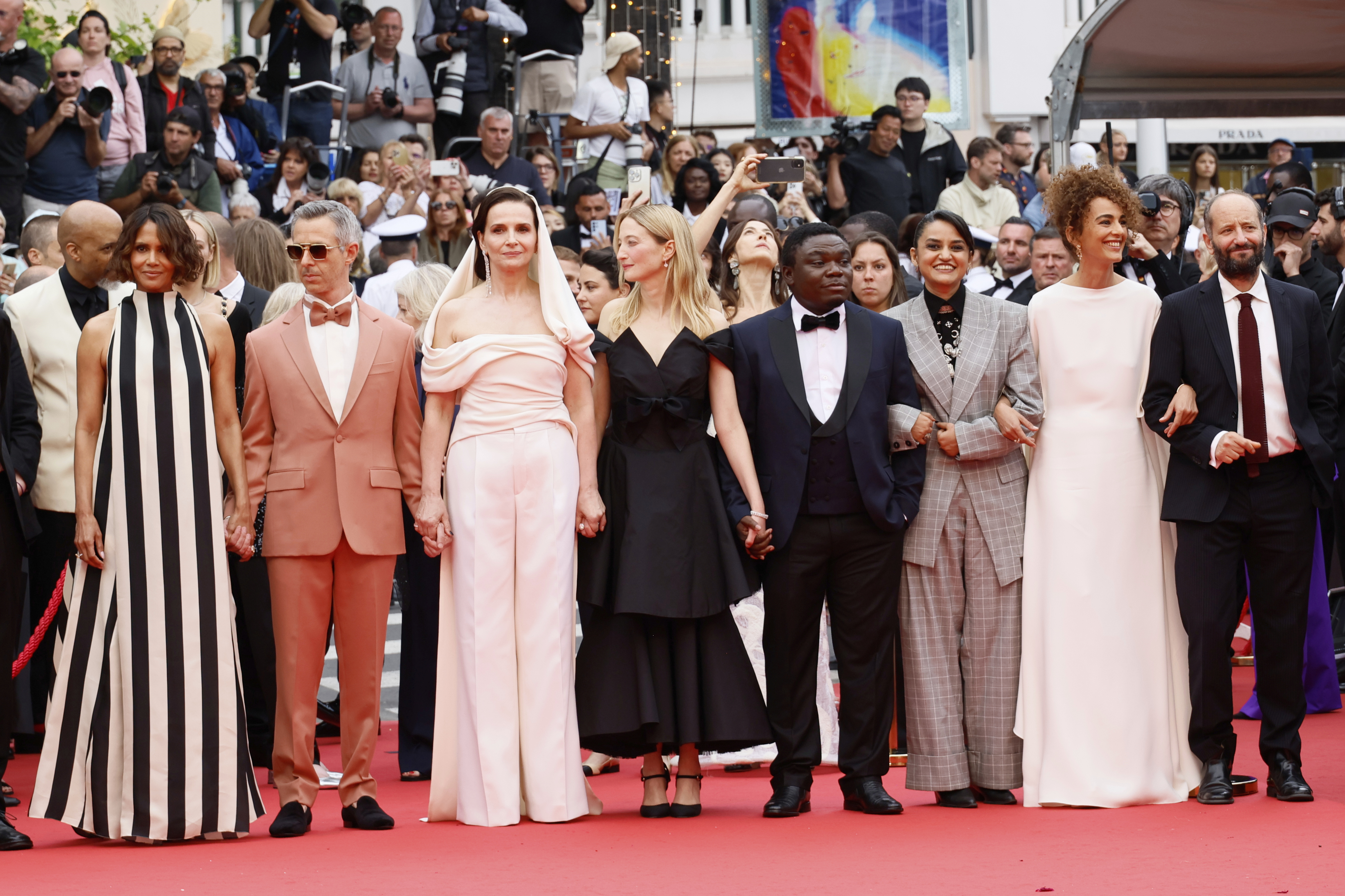 Členovia poroty - zľava: Halle Berry, Jeremy Strong, prezidentka poroty Juliette Binoche a Alba Rohrwacher, Dieudo Hamadi, Payal Kapadia, Leila Slimani a Carlos Reygadas.