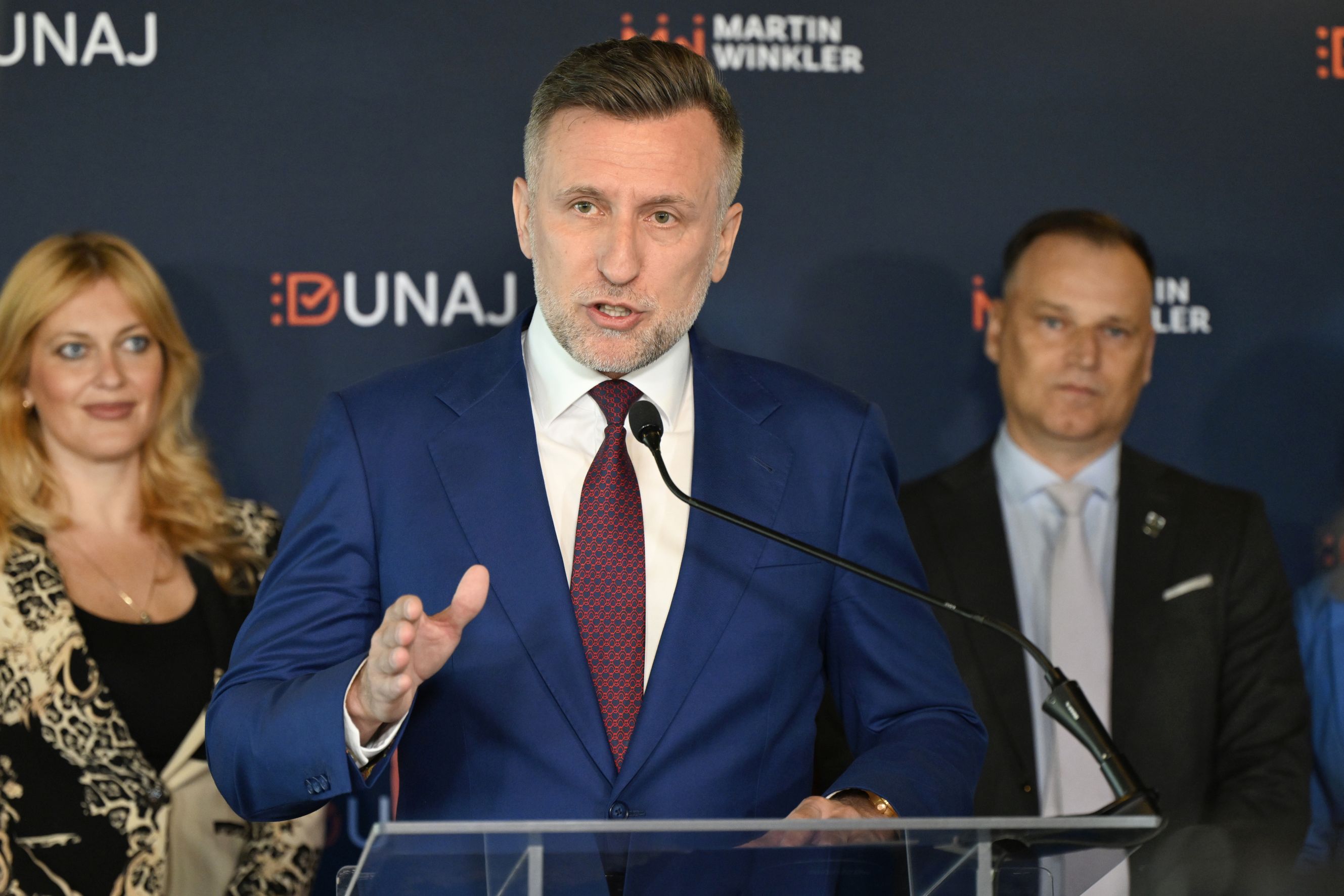 Na snímke Martin Winkler (uprostred) oznámil svoju kandidatúru na primátora mesta Bratislava počas tlačovej konferencie v utorok 13. mája 2025 v Bratislave.