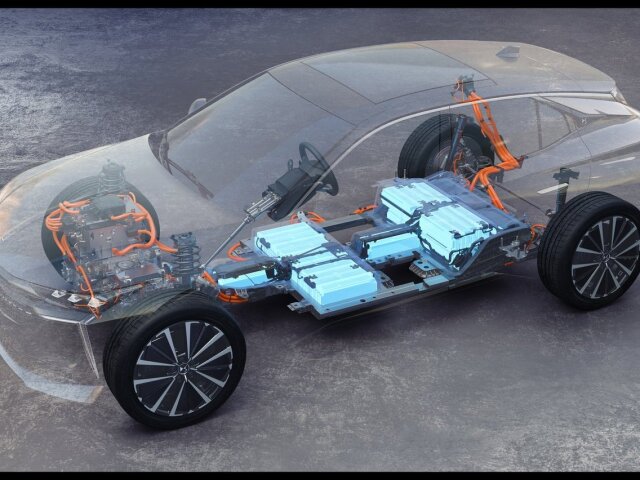 DS N°4 je síce postavené na staršej platforme EMP2 ako napríklad Peugeot 308, ale elektrická verzia posúva parametre o krok ďalej. Výkon narástol zo 115 na 165 kW a kapacita batérie z 51 na 58,3 kWh. Lepšia je dynamika aj dojazd.