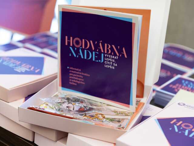 Informačná a motivačná brožúra plus hodvábna šatka. Balíček pre onkologickú pacientku.