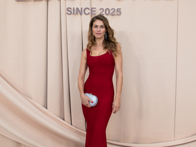 Modelka Adriana Novakov v šatách Hervé Leger. 