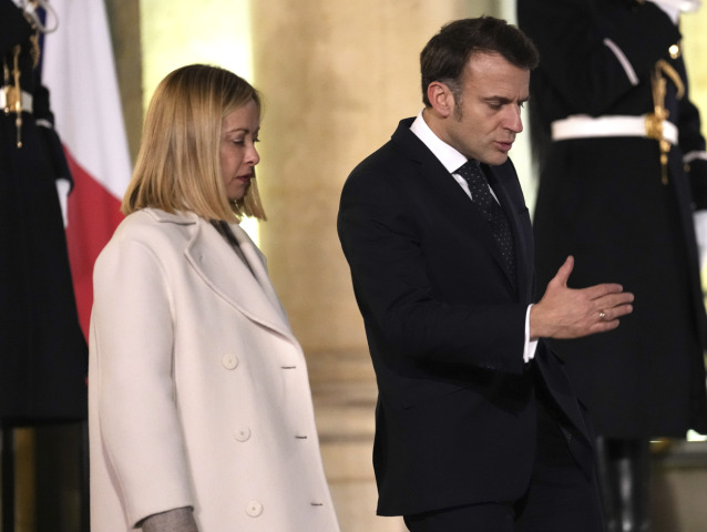 Meloniová, Macron