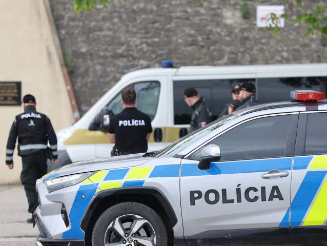 Leopoldov Súd Černák, polícia, policajné auto