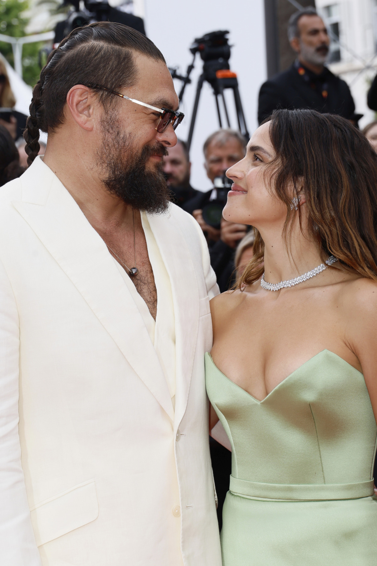 Herec Jason Momoa a jeho partnerka Adria Arjona.