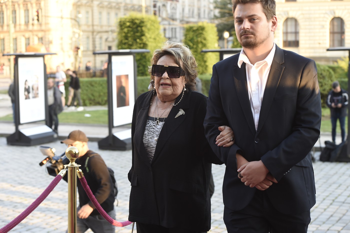 Herečka Jiřina Bohdalová s vnukom prichádza na stretnutie priateľov a spolupracovníkov Jiřího Bartošku, ktoré nasledovalo po verejnej časti poslednej rozlúčky s hercom a prezidentom karlovarského filmového festivalu v Rudolfine.