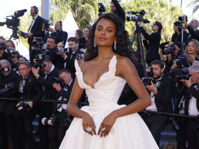 Britská herečka Simone Ashley očarila v kreácii Vivienne Westwood. 