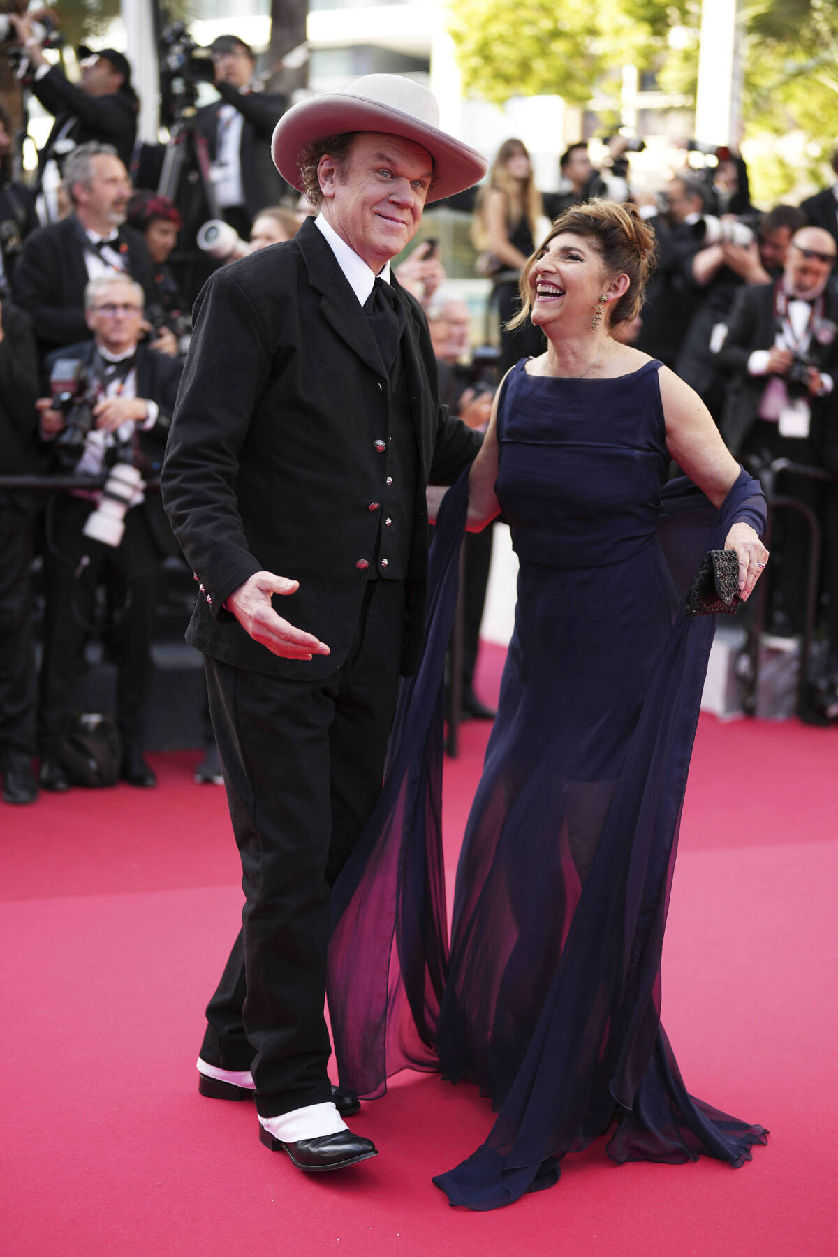 Herec John C. Reilly a jeho partnerka Alison Dickey.
