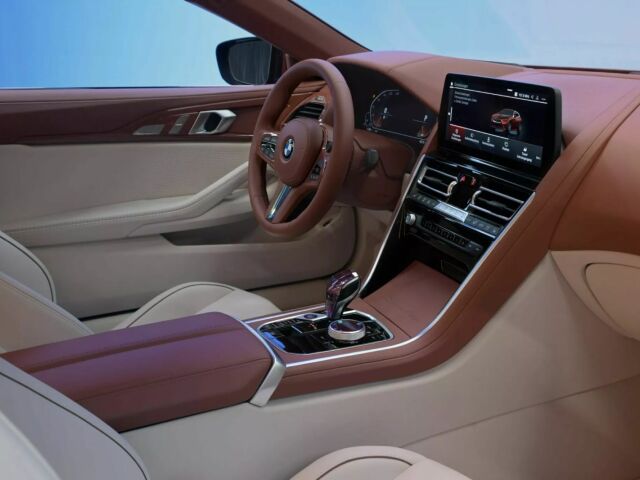 Interiér má ešte stále samostatnú kaplnku prístrojového panela a samostatný infotainment. V podstate sa pozeráme do kabíny zušľachteného BMW M8.