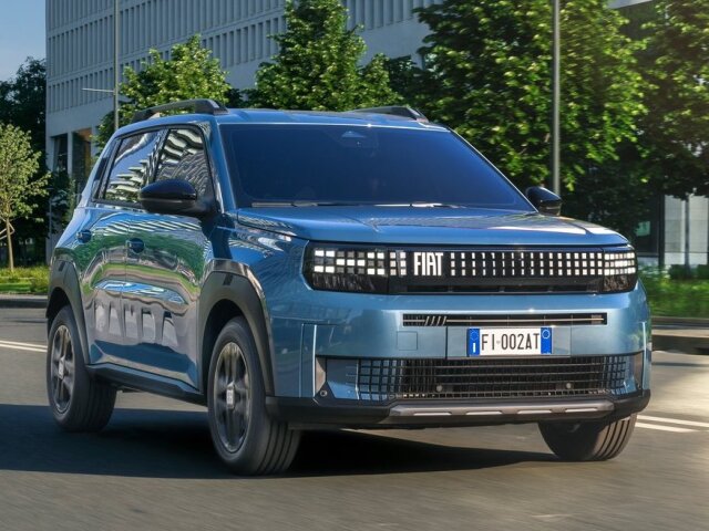 Fiat Grande Panda Hybrid sa od elektrickej verzie prakticky nelíši. Tiež má zaslepenú masku a pixelové  svetlá evokujúce staré videohry.