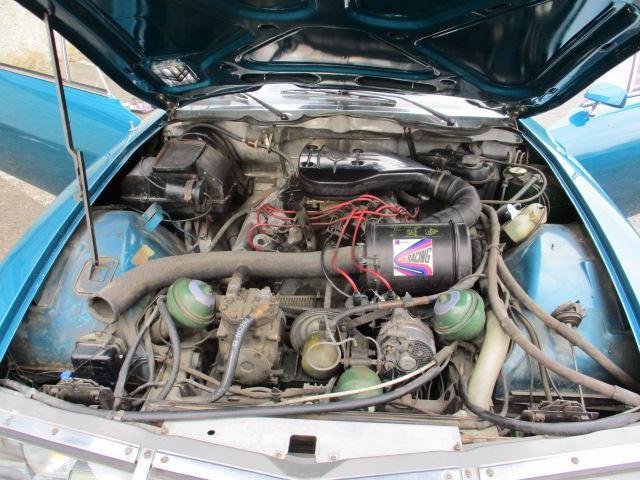 Pod kapotou to vyzerá na priadny chaos. Dizajnéri sa vtedy ešte nevenovali technike. Ukrýva sa tu ale poklad v podobe motora 2,7 V6 od Maserati.