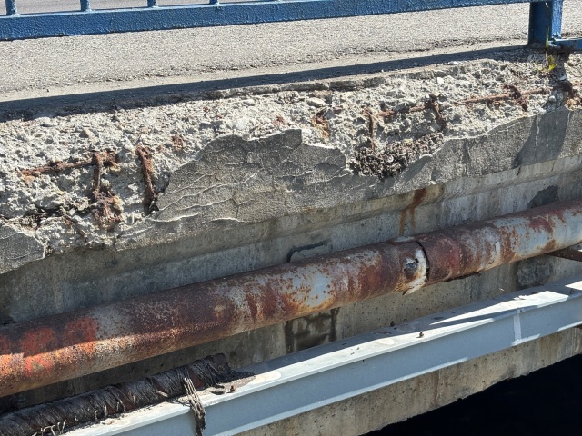 Detailný pohľad odhaľuje začiatočné štádium degradácie objektu.