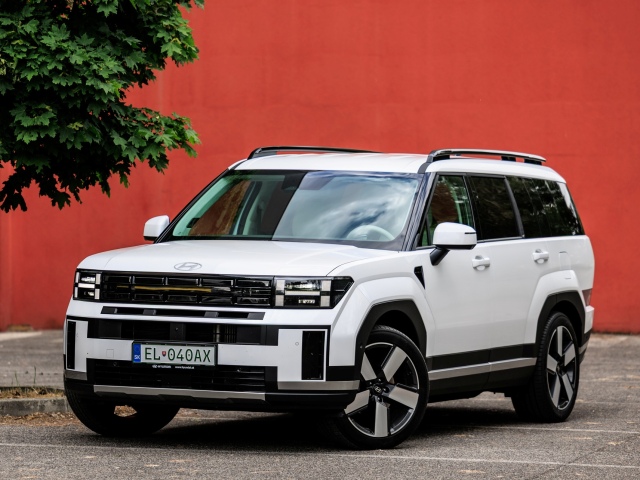 Pôvodne úhľadné SUV sa v piatej generácii zmenilo takmer na dobrodružný „off-road“, podobný Defenderu. Dizajn svetiel v tvare písmena H pôsobí veľmi moderne.