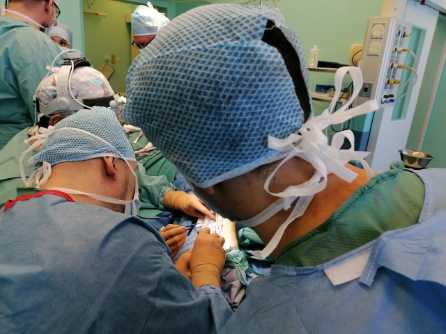 V posledných dvoch rokoch začali kombinovať 3D plánované fibulárne laloky s okamžitou implantáciou zubných implantátov.