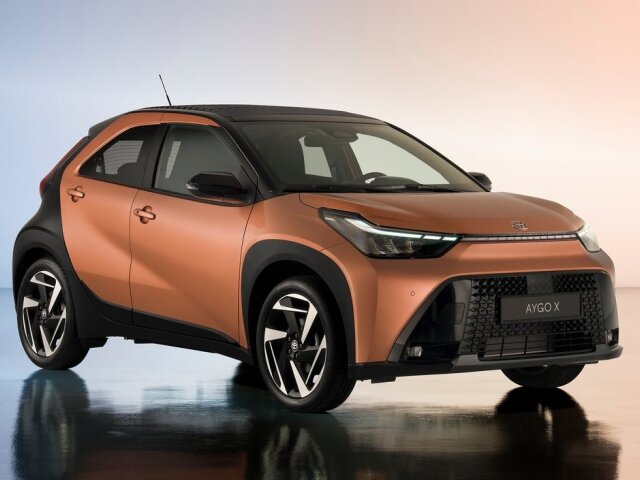 Zástavba hybridného pohonu si vyžiadala predĺženie prednej časti o 76 mm. Úplne nová je preto predná maska aj svetlá. Dizajnéri odviedli dobrú prácu. Aygo pôsobí dospelejšie a aerodynamickejšie.