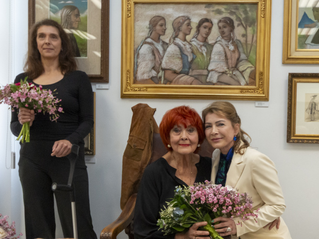 Dcéra Aurela Kajlicha, 86-ročná Anita Kajlichová, na vernisáži výstavy svojho otca so svojou dcérou (vľavo v čiernom) a manažérkou projektu Danielou Gloss.