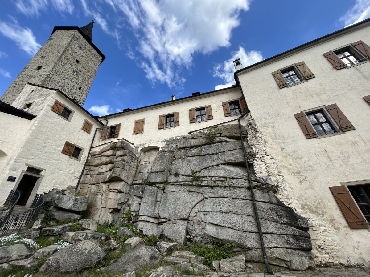 Ktorý hrad bol podľa legendy spojený s tajnou chodbou so zámkom Telč?