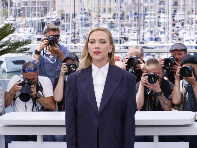 Scarlett Johansson v kreácii Prada