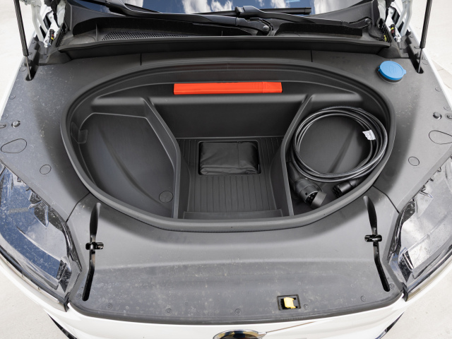 Vychytávkou je predný „frunk“ s objemom 46 litrov pod prednou kapotou. Takéto čosi chýba konkurenčným BMW aj Mercedesom-Benz.