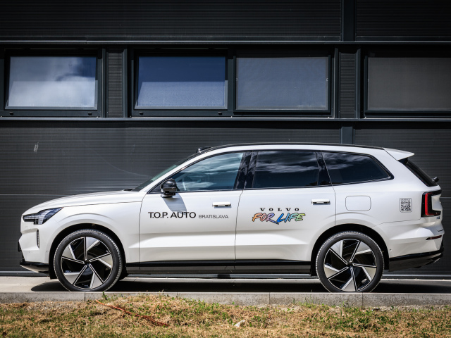 Na dĺžku má EX90 o 80 mm viac ako XC90, je ale o čosi nižšie. Aj zapustené kľučky dverí prezrádzajú dôraz na aerodynamiku. Tá je naozaj špičková.
