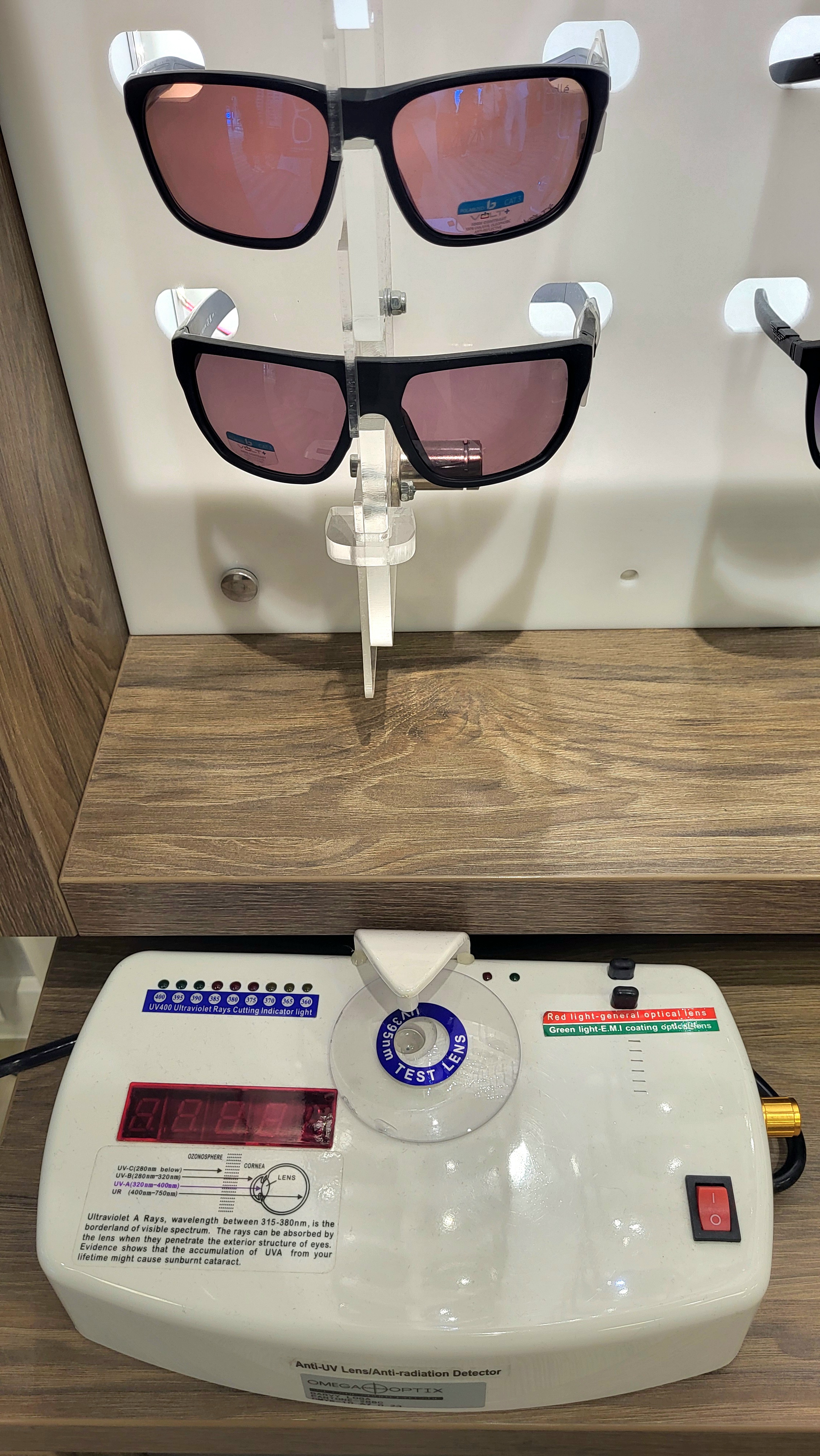 Na tomto prístroji si môžete v niektorých očných optikách (toto je v MANII v bratislavskej Eurovei) odmerať UV filter na okuliaroch.