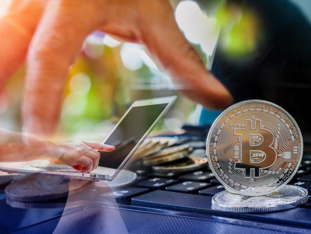 bitcoin, laptop, investovanie, transakčná daň