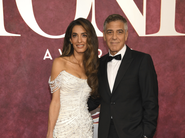 Herec Geroge Clooney a jeho manželka Amal Clooney pózujú fotografom. 