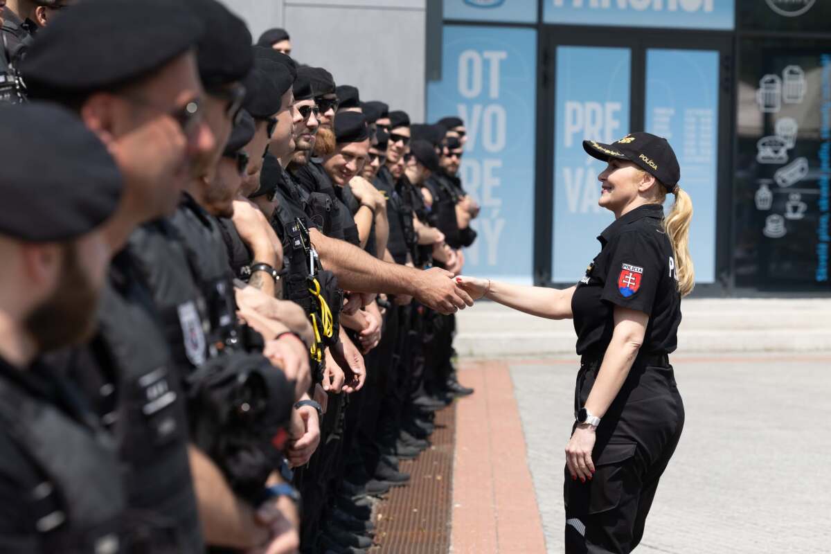 maškarová, policajti