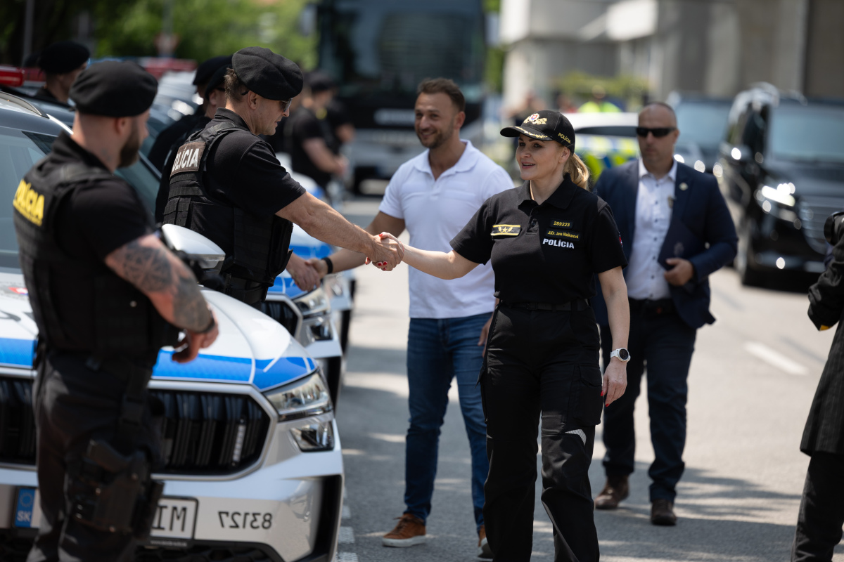 polícia, maškarová, eštok