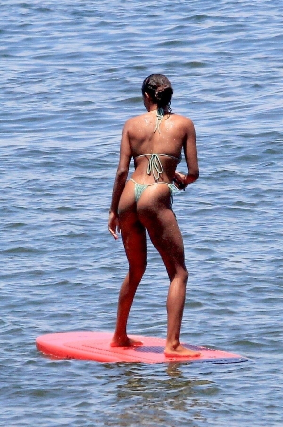 Modelka Tina Kunakey má rada paddle board. 