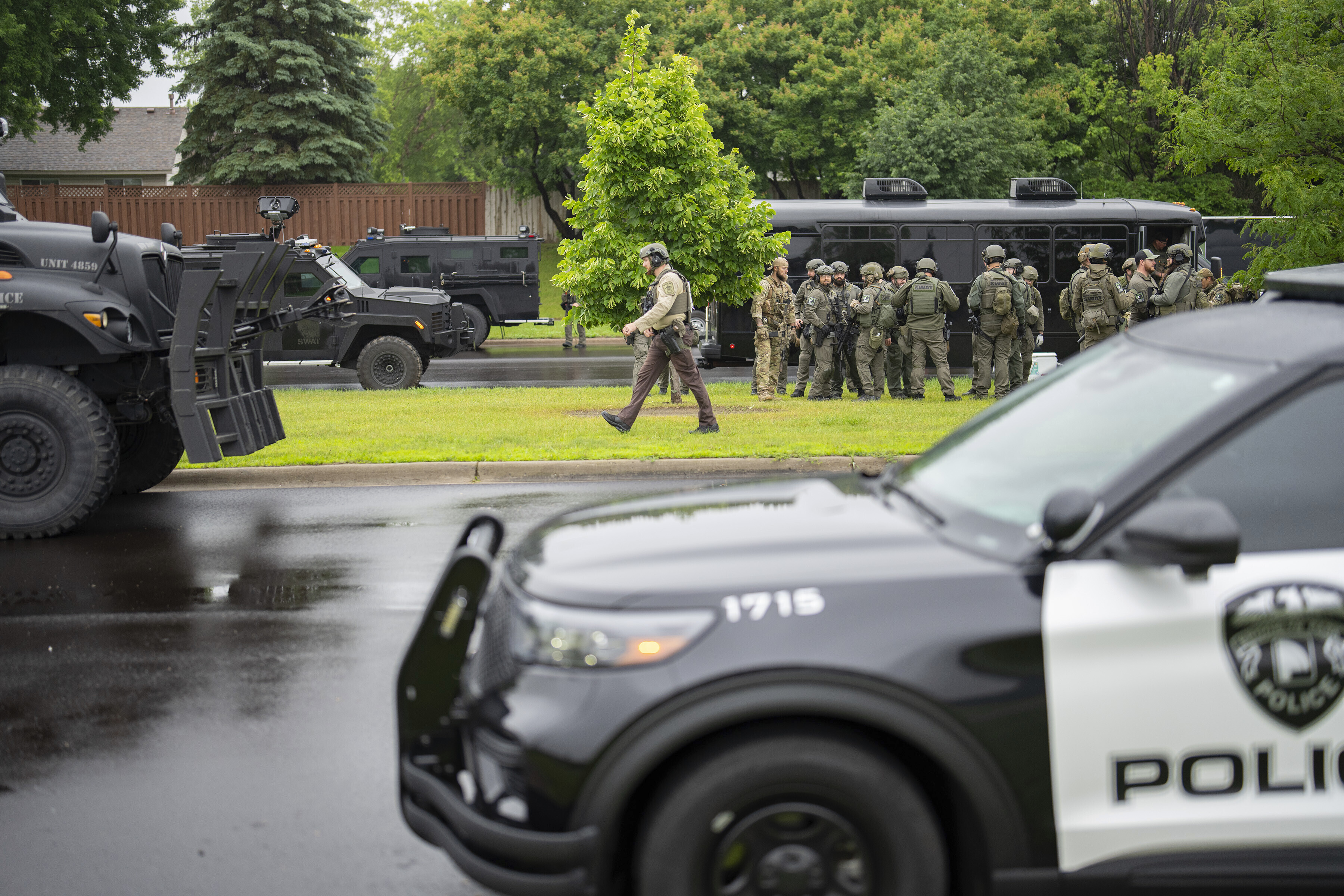 Príslušníci orgánov činných v trestnom konaní vrátane miestnej polície, šerifov a FBI sa nachádzajú necelý kilometer od miesta, kde došlo k streľbe v Brooklyn Parku v Minnesote v sobotu 16. júna 2025.