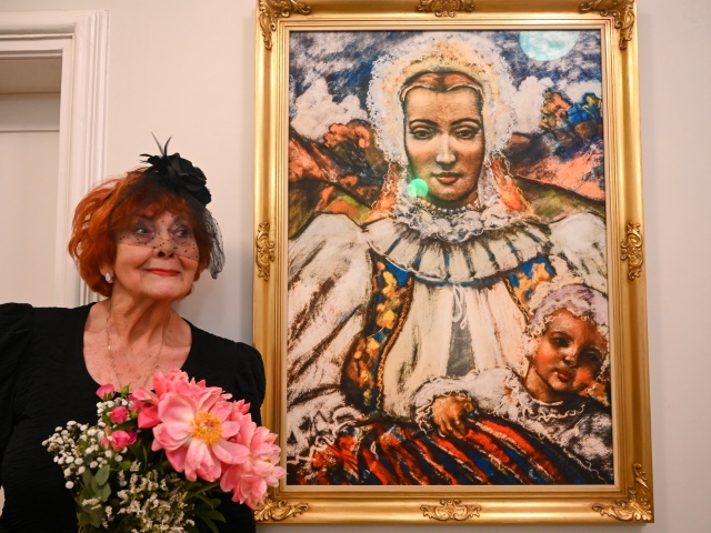 Anita Kajlichová pri obraze, na ktorom je zobrazená s mamou Jolannou, keď mala jeden rok.