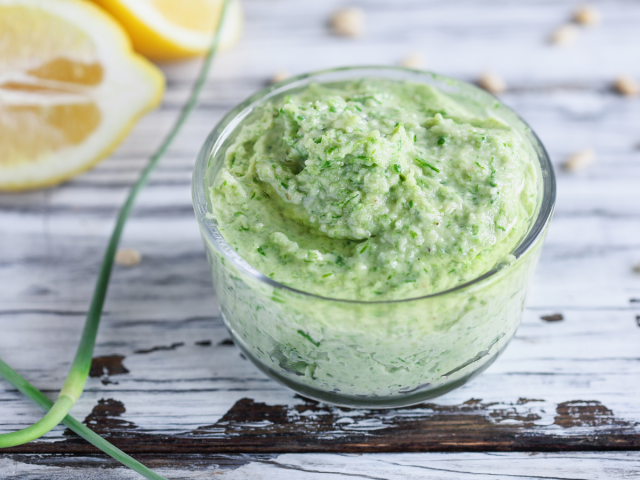 Cesnakové pesto z výhonkov si môžete prirpaviť rovnakým spôsobom, ako známejšie bazalkové.