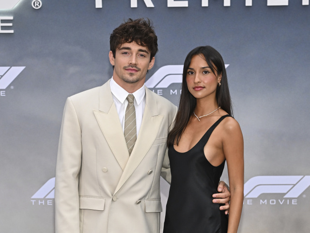 Pretekár Charles Leclerc a jeho partnerka Alexandra Saint Mleux.