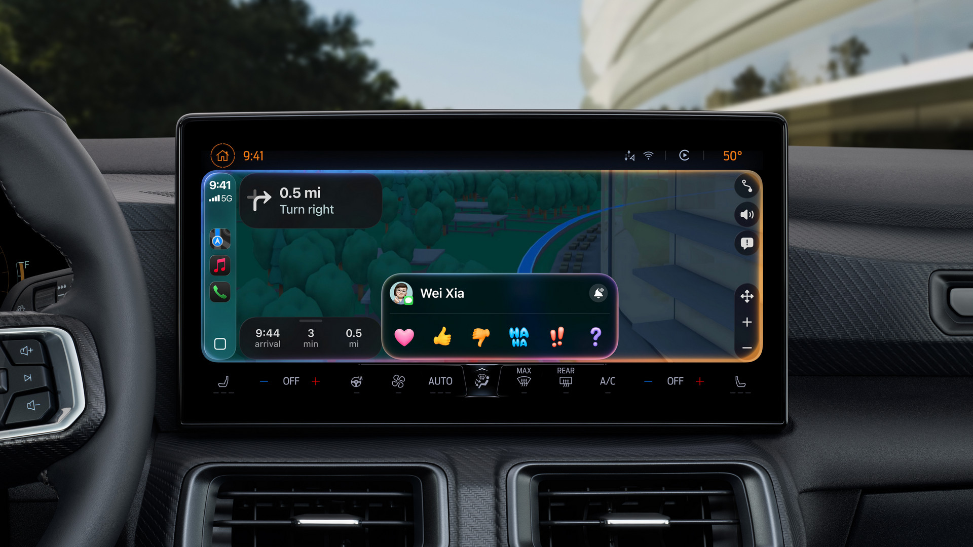 Nový Apple CarPlay umožní na správy reagovať jediným kliknutím cez prednastavené emotikony.