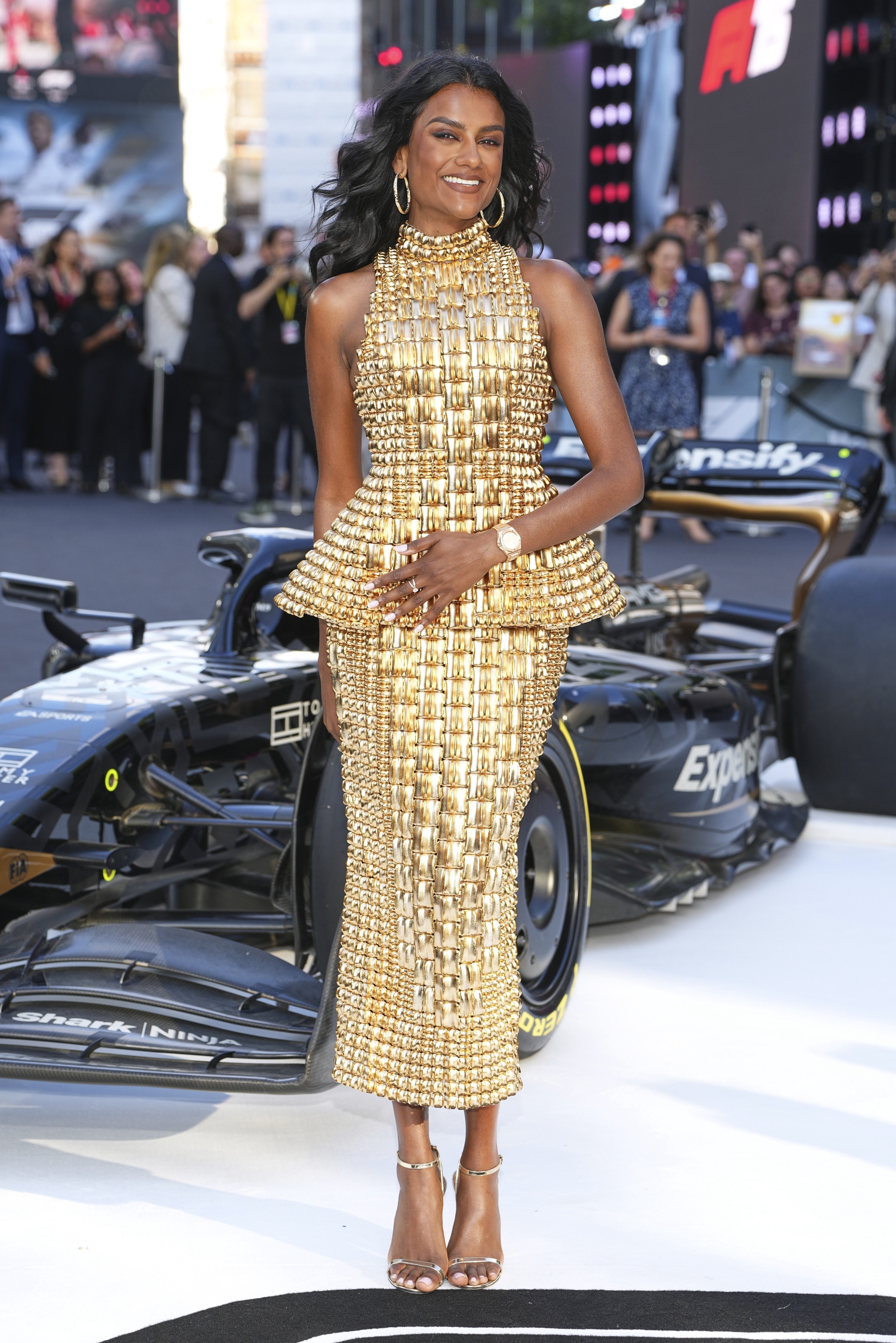 Herečka Simone Ashley v kreácii Balmain.