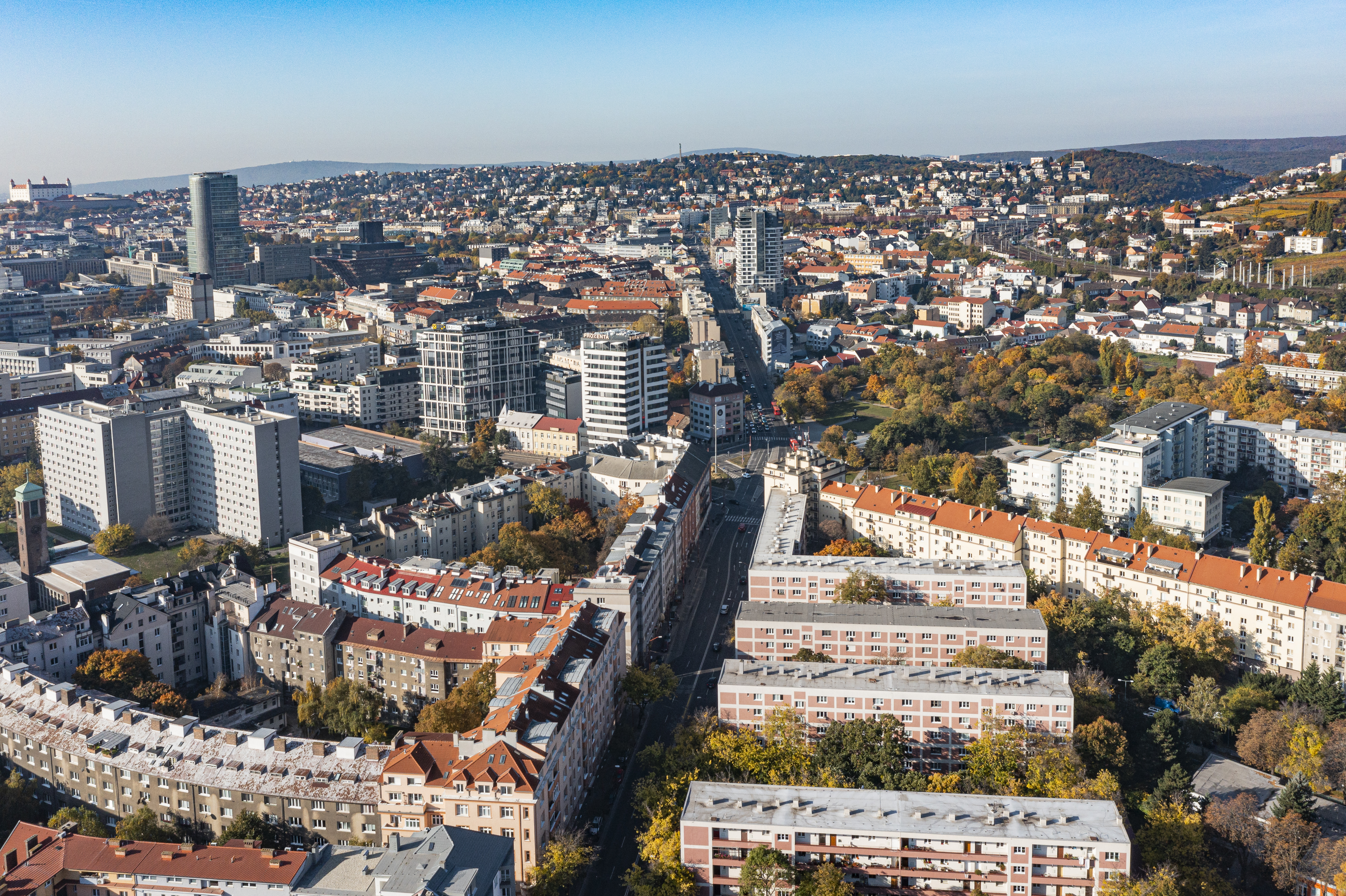 Na snímke z dronu výhľad z Trnavského mýta na Račianske mýto a Pražskú ulicu. Vľavo Bratislavský hrad, budova Národnej banky Slovenska (NBS) a pamätník Slavín.