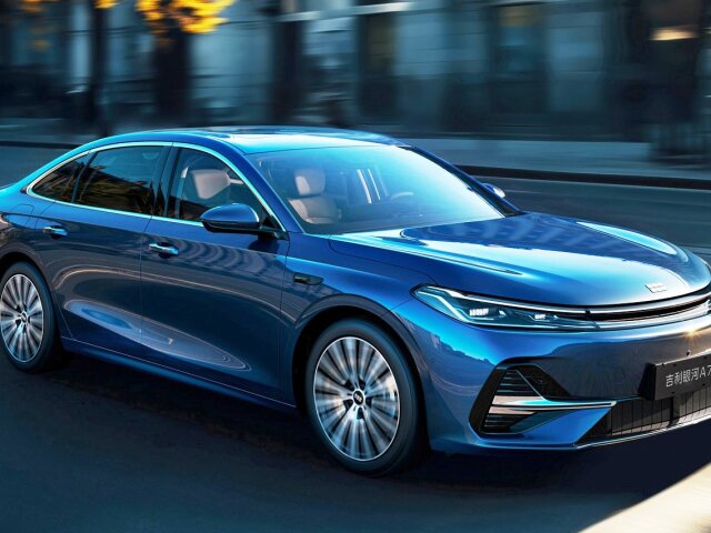 Sedan Galaxy A7 s dĺžkou takmer piatich metrov by mohol v Európe konkurovať nielen Toyote Camry ale napríklad aj Škode Superb iV. Predné reflektory sú inšpirované odrazom svetla na malých morských vlnkách.