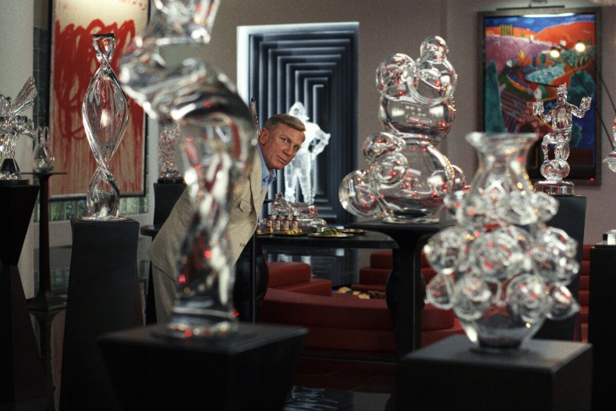 czech-glass-in-glass-onion-daniel-craig