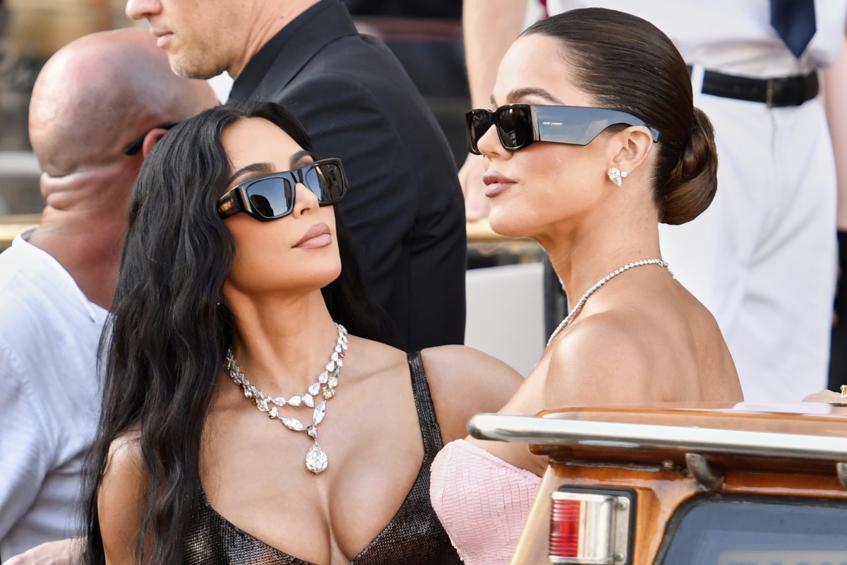 Kim Kardashian (vľavo) a Khloé Kardashian
