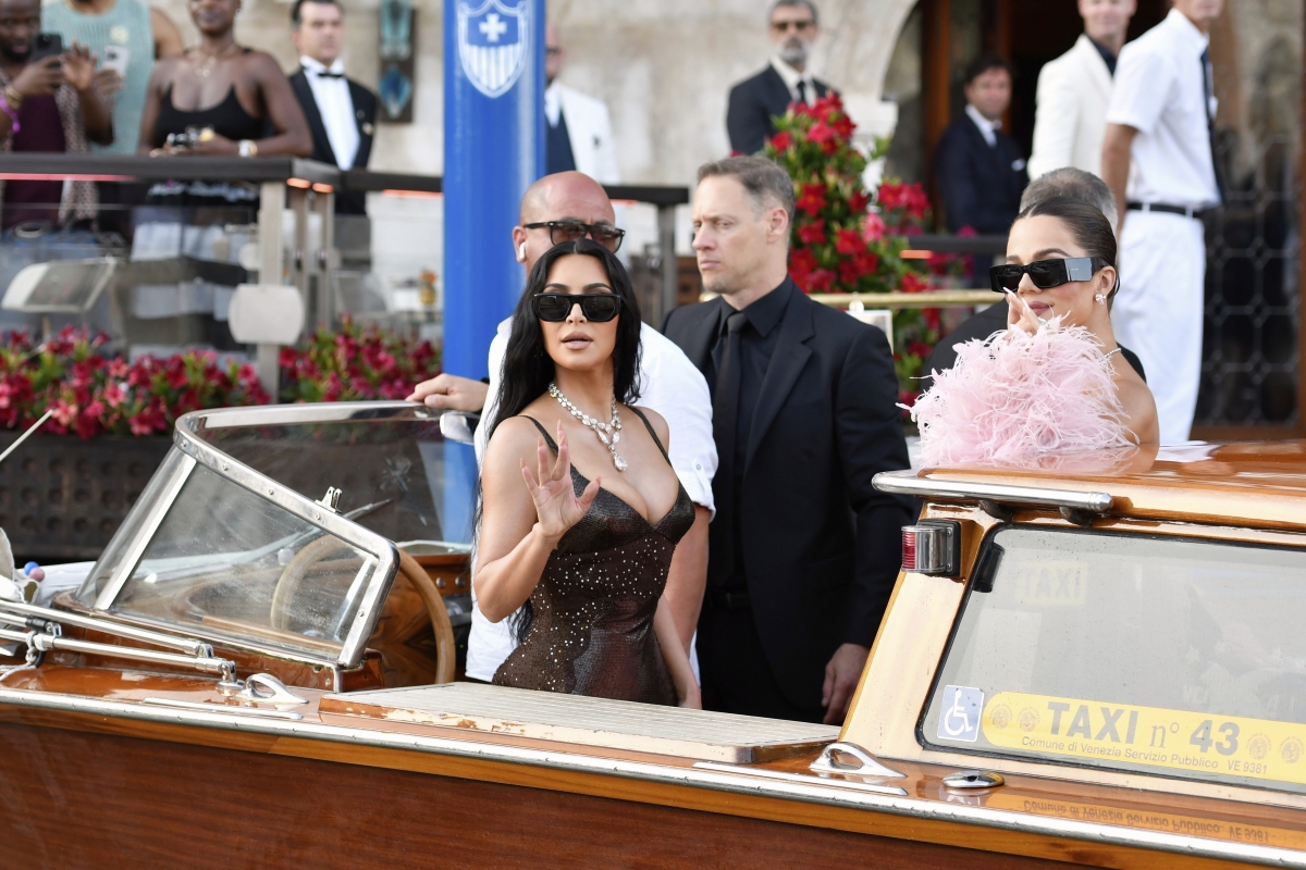 Kim Kardashian (vľavo) a Khloé Kardashian