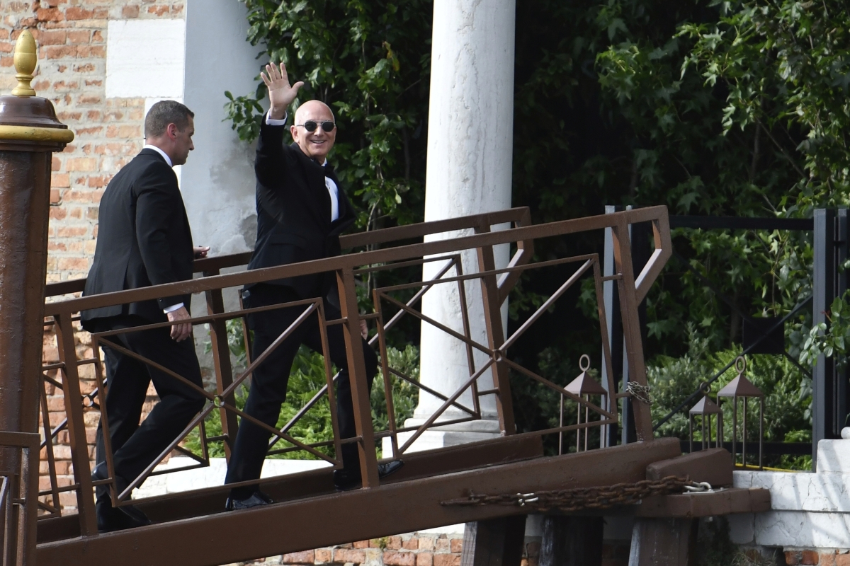Miliardár Jeff Bezos zdraví fotografov. 