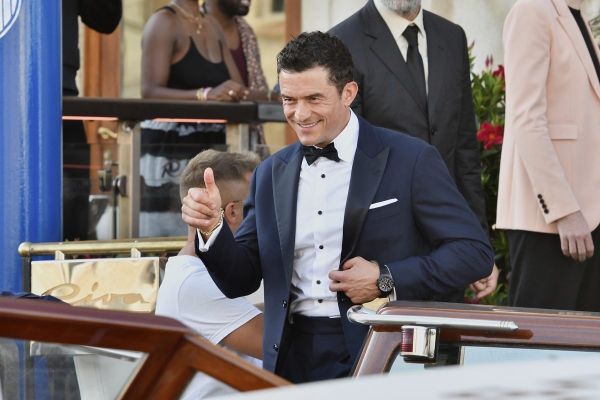 Orlando Bloom odchádza z hotela. 