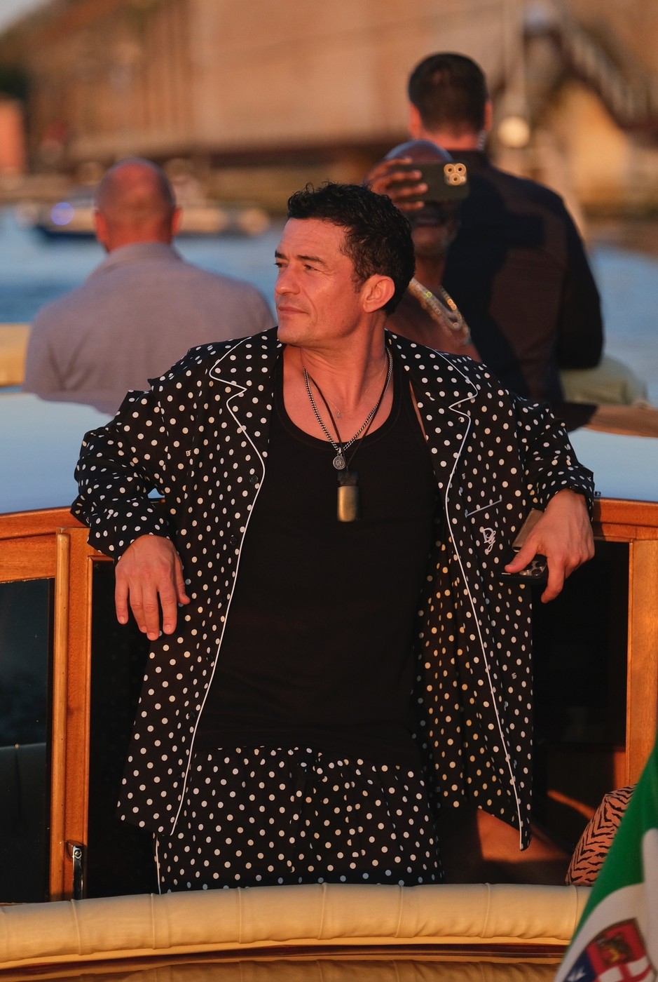 Herec Orlando Bloom v bodkovanom pyžame na motorovom člne v Benátkach. Súčasťou posvadobných osláv Jeffa Bezosa a Lauren Sanchezovej bola aj pyžamová párty.