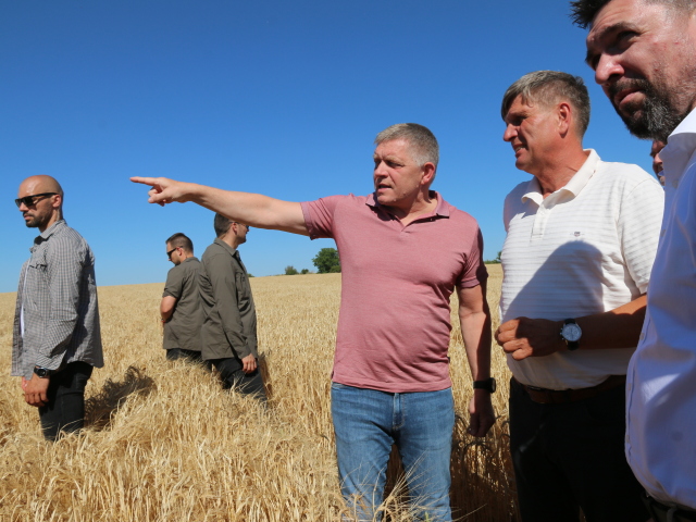 Fico  STefan Korec predsseda PD Radosinka a minister Richard Takac