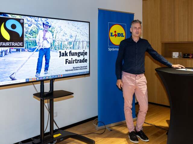 Stanislav Komínek z Fairtrade Česko a Slovensko. Naľavo hore je logo fairtrade. Takto ho nájdete aj na výrobkoch.