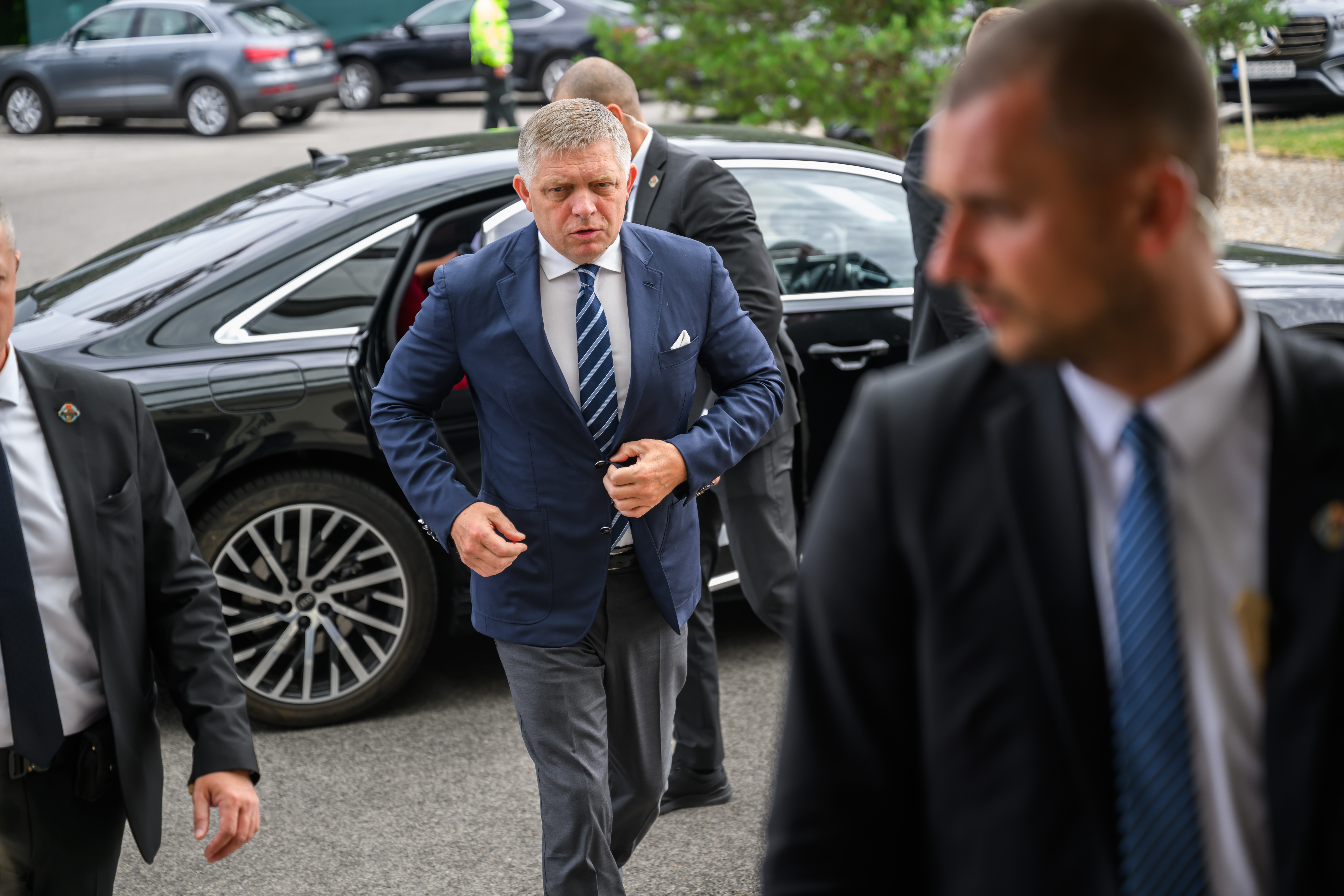 Predseda vlády SR Robert Fico prichádza na mimoriadne rokovanie Vlády SR o aktuálnom stave automobilového priemyslu a jeho podpore v Bratislave v piatok 4. júla 2025.