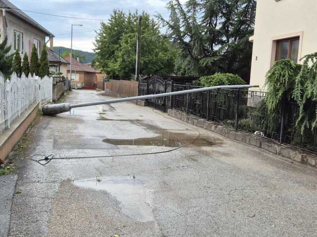 Spadnuty stlp verejneho osvetlenia v Roznave